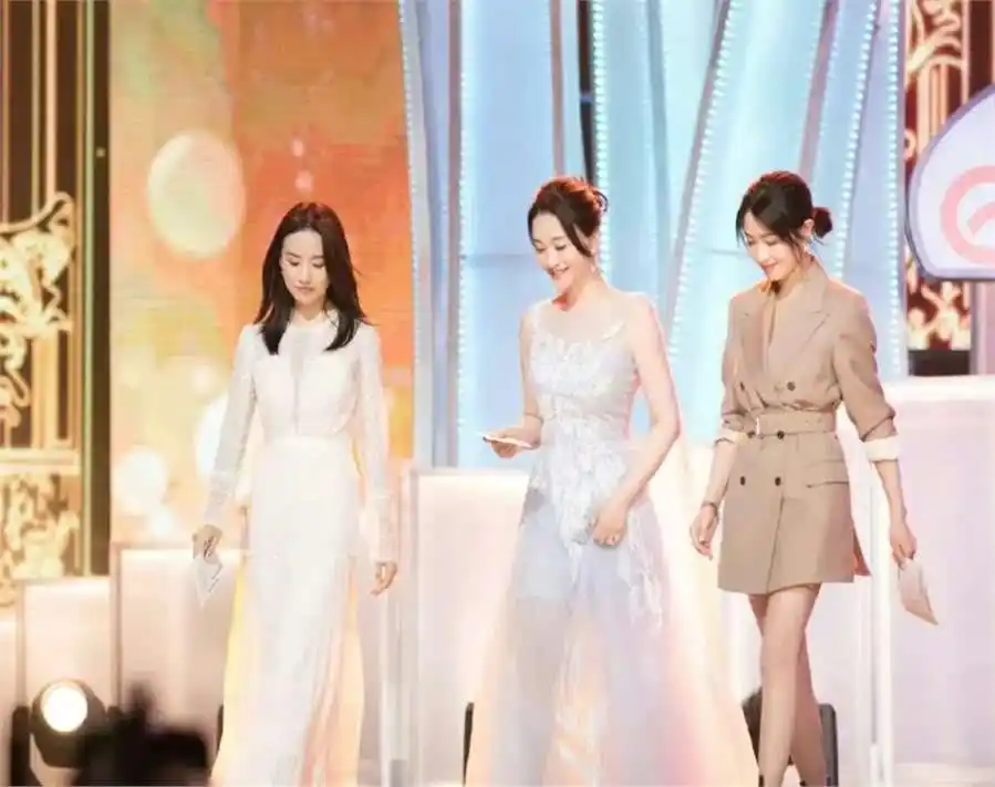 身材娇小气质出众女明星_小骨架女明星_小个子美女惊艳合照