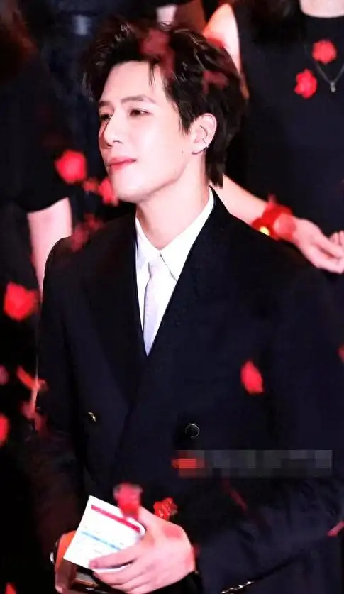 “为什么一个简单的站位，能引发娱乐圈的地震？”