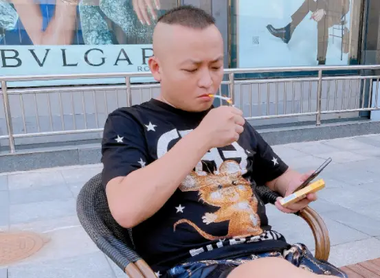 网红爆料辛巴的发家史，直言其靠初瑞雪起家，揭露对方的卖货套路