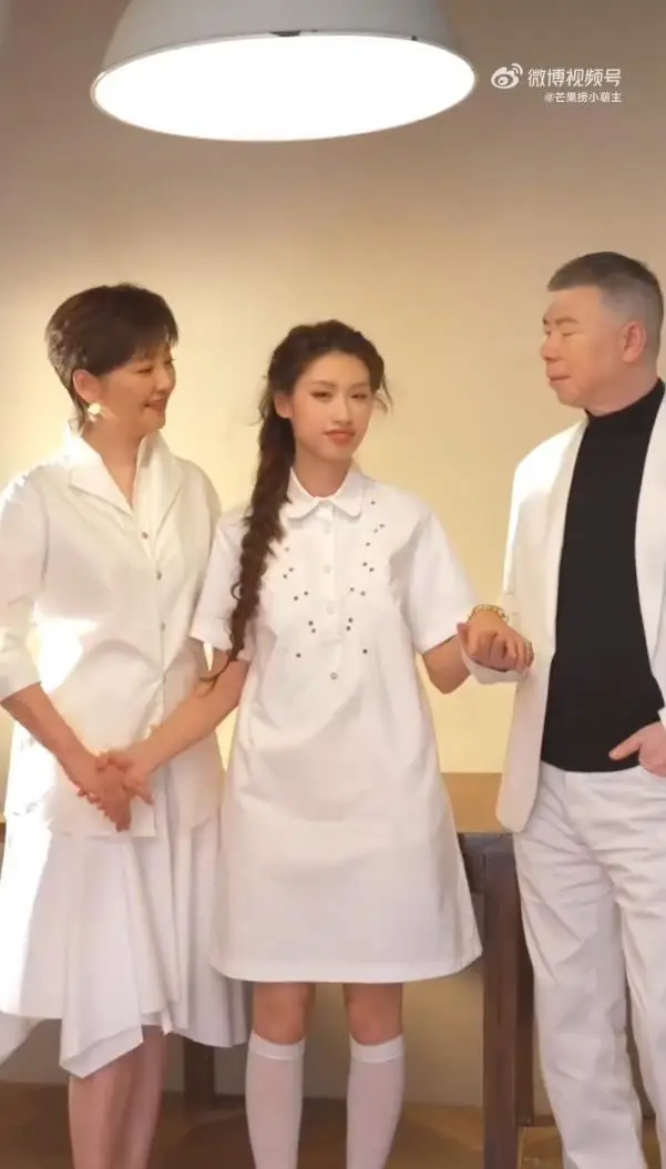 徐朵首次公开亮相_冯小刚进娱乐圈_冯小刚徐帆徐朵全家福